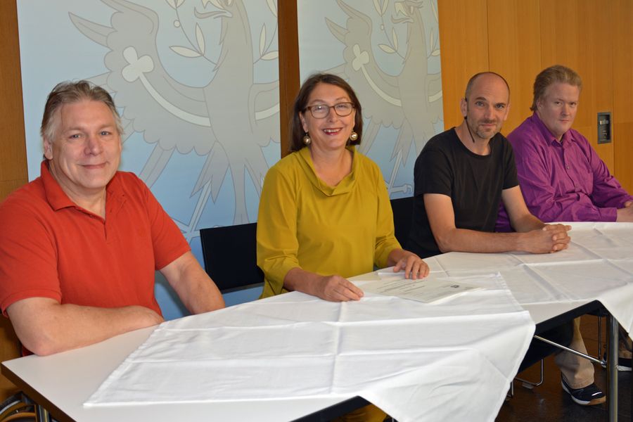 v.li: Bernold Dörrer (Darsteller), LRin Christine Baur, Armin Staffler (künstlerischer Leiter) und Thomas Wallner (Darsteller), sprechen über die Methode und die Erfahrungswerte des Legislativen Theaters.