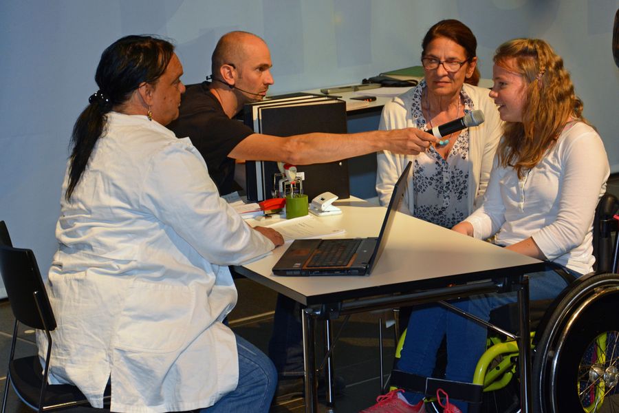 „Gott in Weiß“ – Ein Besuch beim Arzt ist auch für Menschen mit Behinderung eine Herausforderung. Das Forumtheater bietet Raum für Verbesserungsvorschläge, Ideen und Anregungen die vom Land Tirol im Rahmen des Gesetzwerdungsprozesses aufgenommen werden.