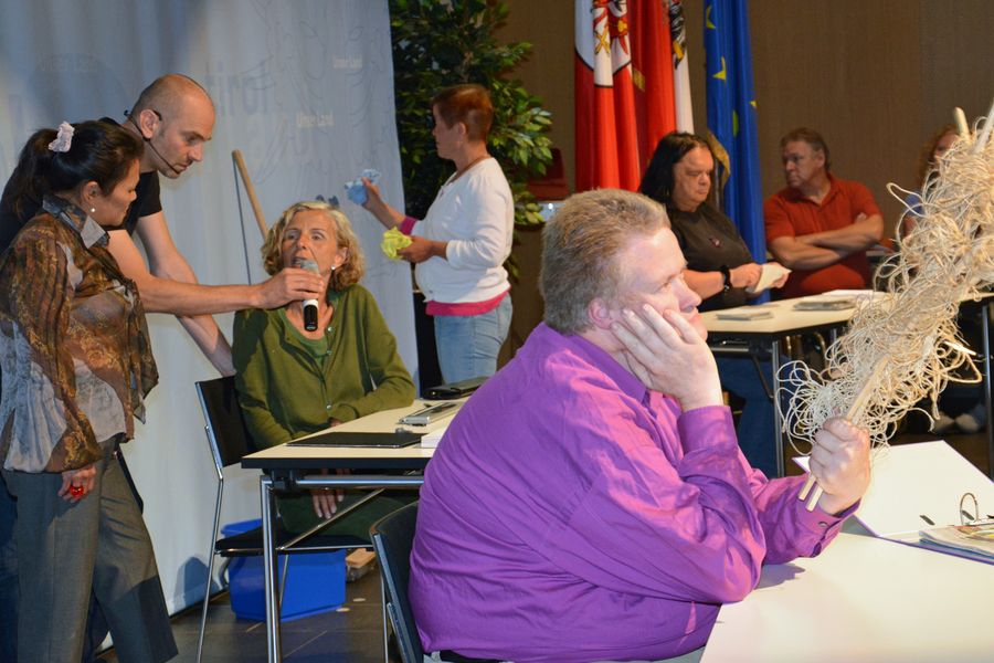 Unterforderung und Unzufriedenheit am Arbeitsplatz – Herausfordernde Alltagssituationen von Menschen mit Behinderungen werden im Forumtheater „Mach mit! Es geht um uns!“ von einer SchauspielerInnengruppe thematisiert.